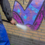 Graffiti verwijderen in uitvoering