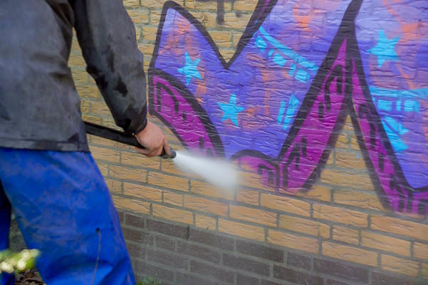 Graffiti verwijderen in uitvoering