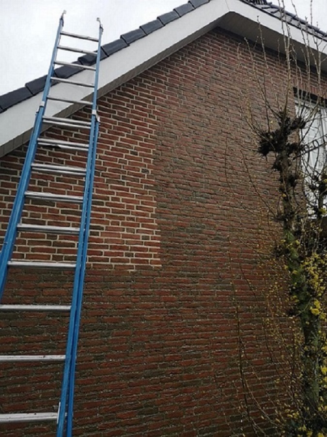Reinigen muur Achtmaal tijdens