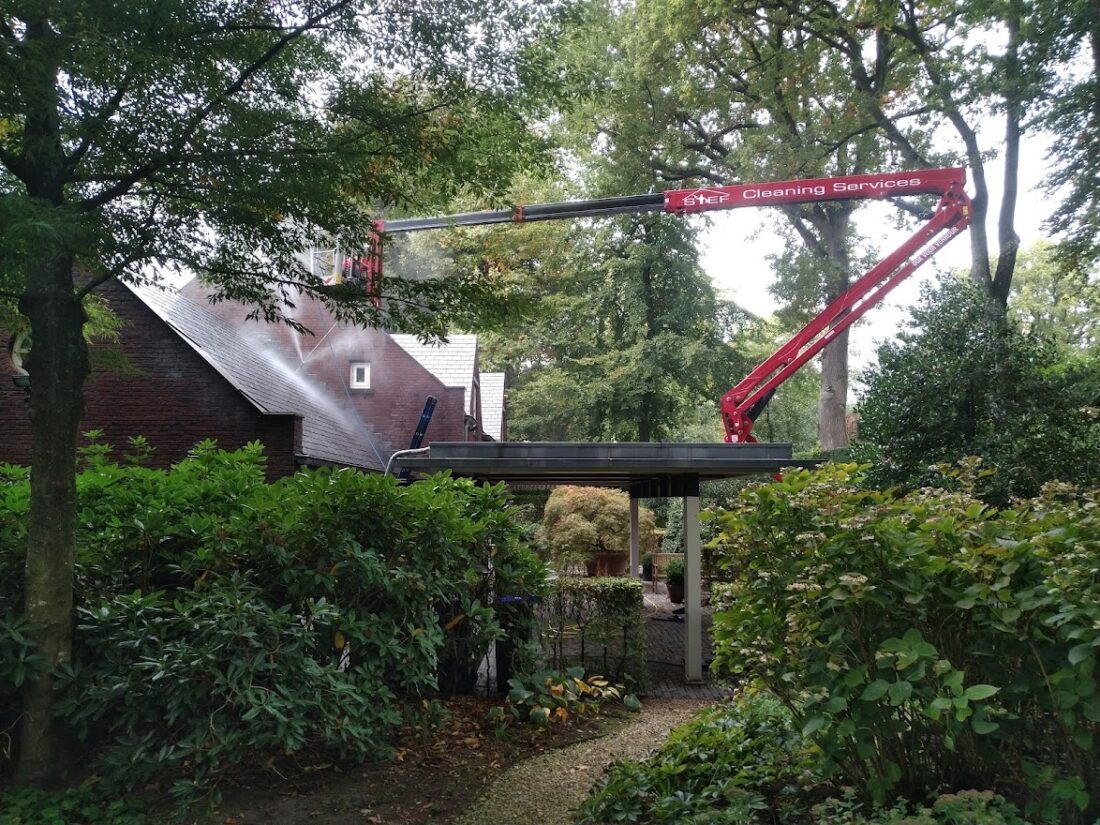 Leien schoonspuiten hoogwerker