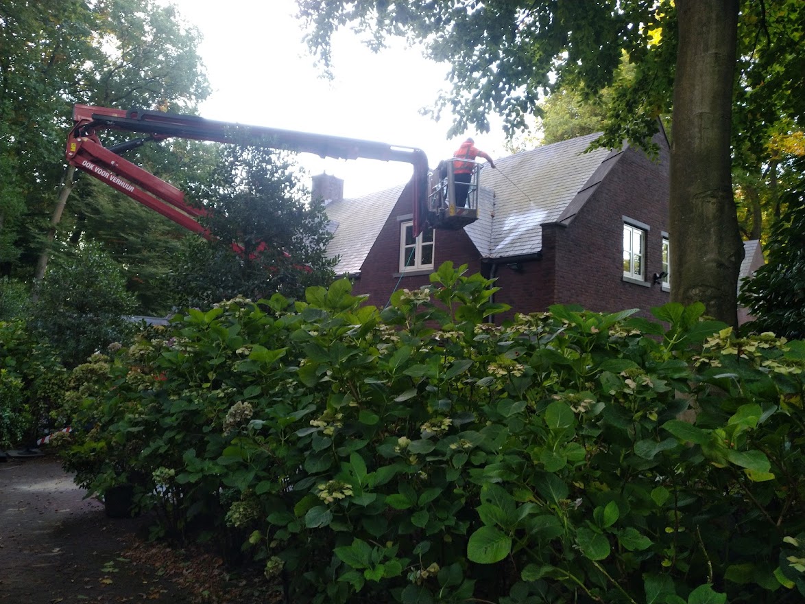 Leien schoonmaken hoogwerker