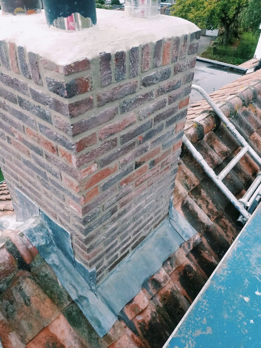 Schoorsteen lood voegen