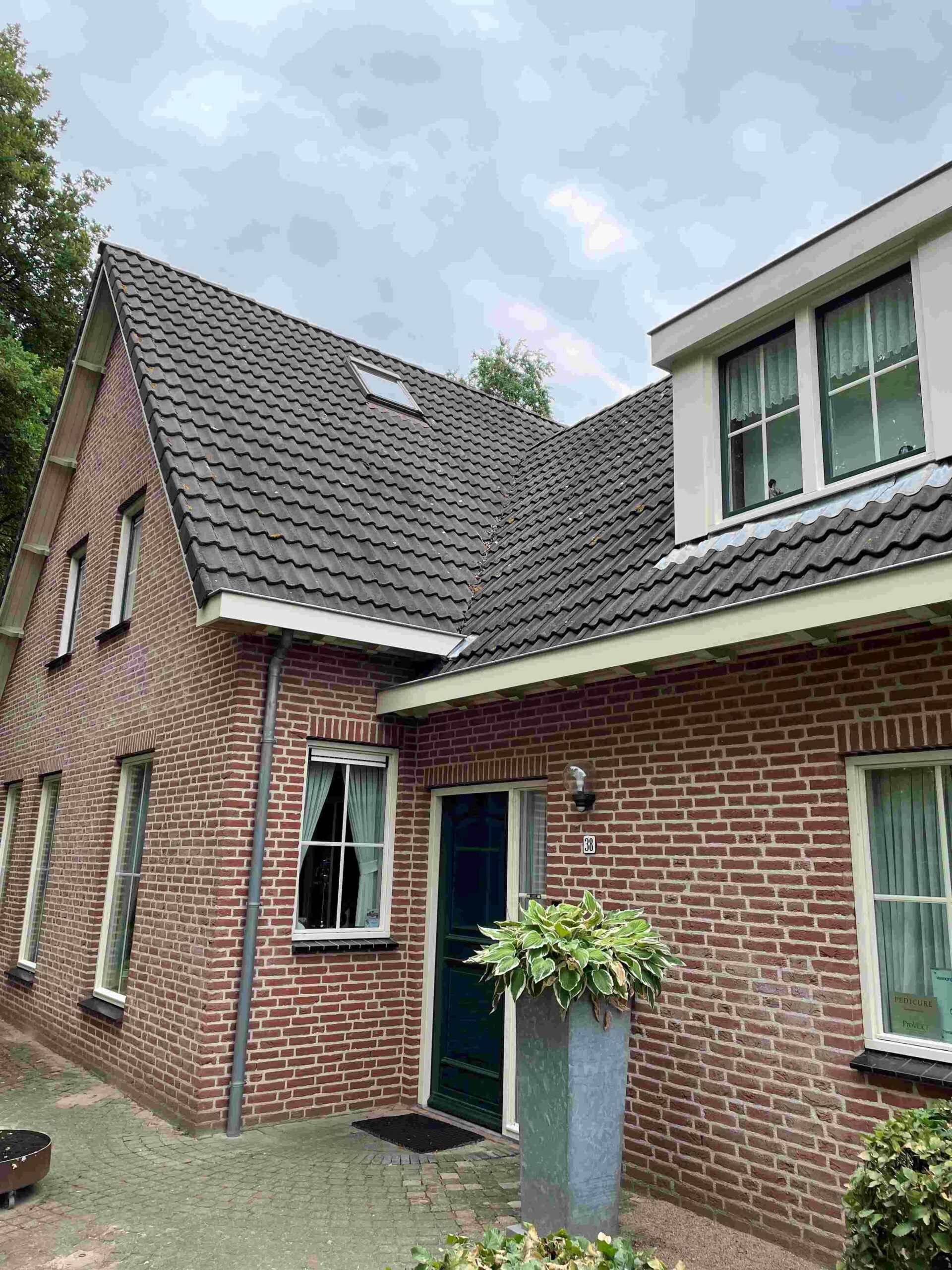 Dak reinigen voorkant Hoogstraten VOOR