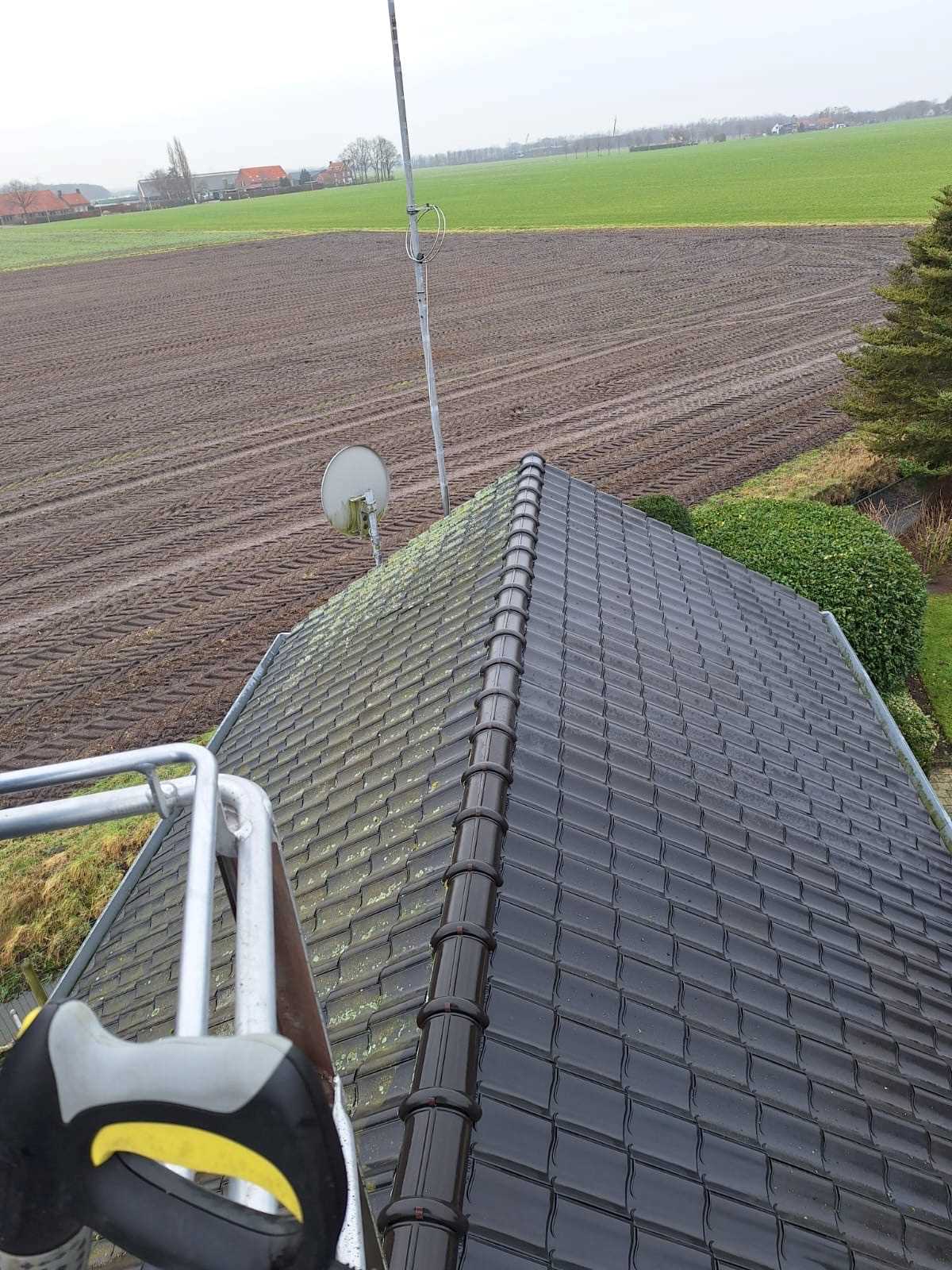 Dakreiniging Bergen op Zoom vuil en schoon dak