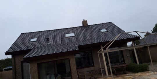 Reinigen dak Bergen op Zoom Achterkant NA