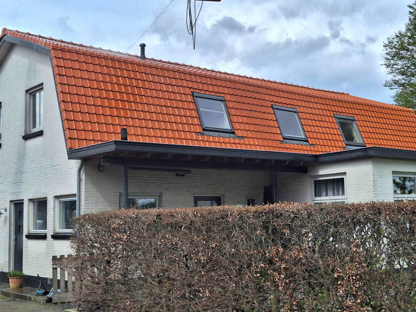 Achterkant dak schoonspuiten Hooge Zwaluwe NA