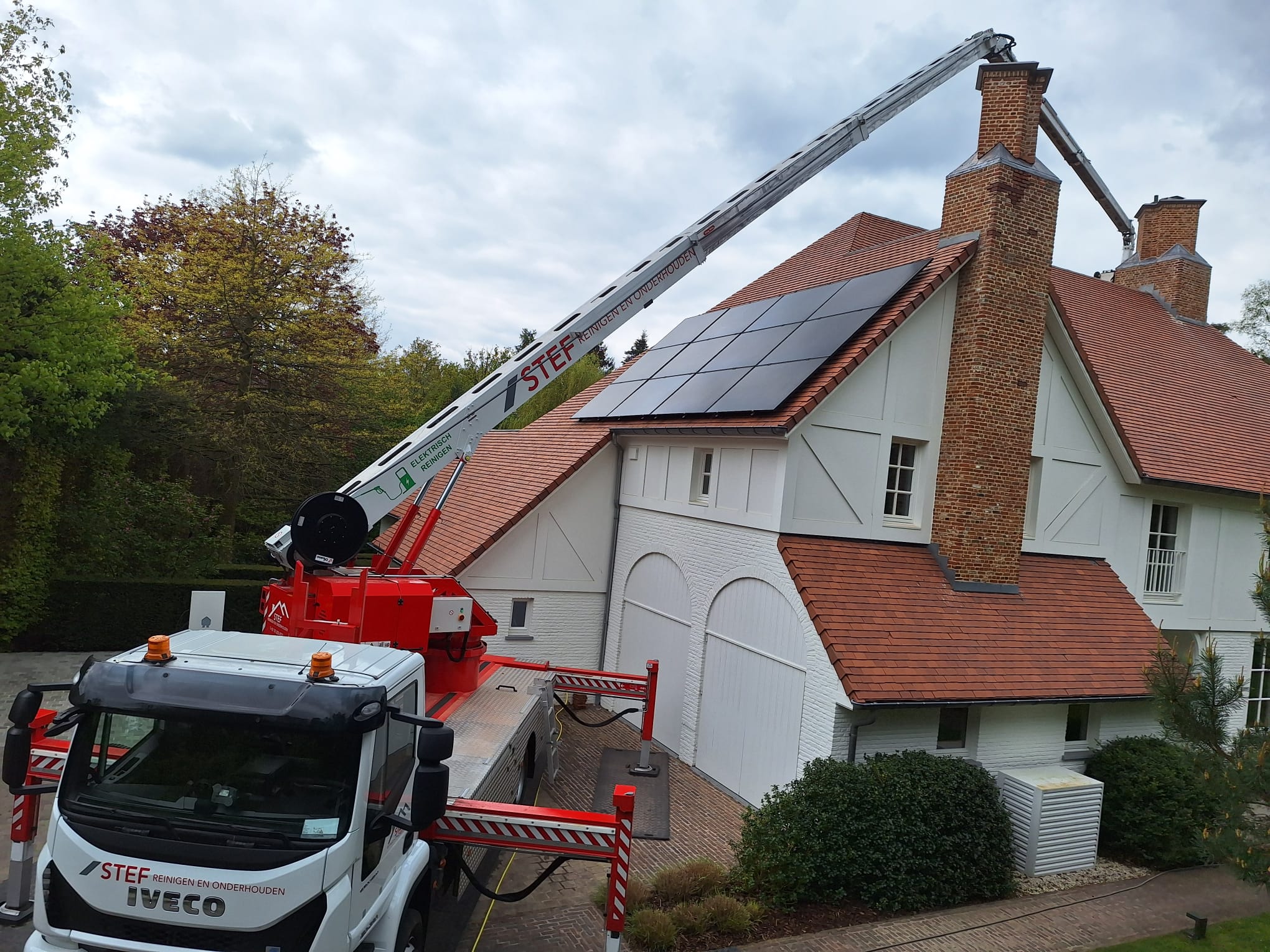 Leien schoonmaken hoogwerker