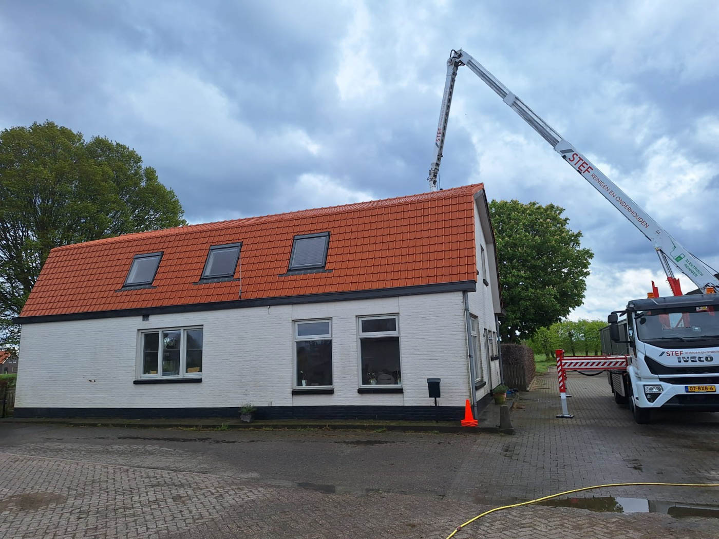 Voorkant dak reinigen Hooge Zwaluwe NA